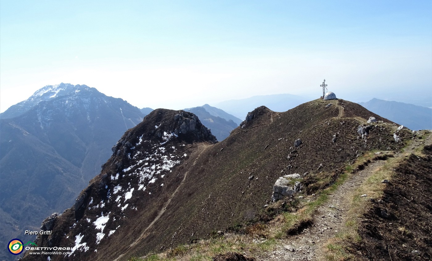 58 La cima bruciata del Due Mani con Resegone sullo sfondo.JPG -                                